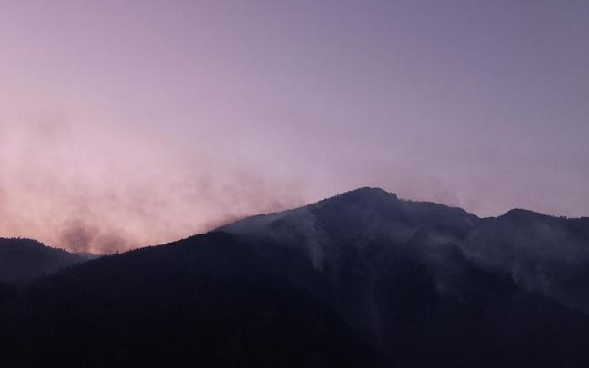 El incendio está en unos barrancos con mucha pendiente y alto riesgo de rodamientos.