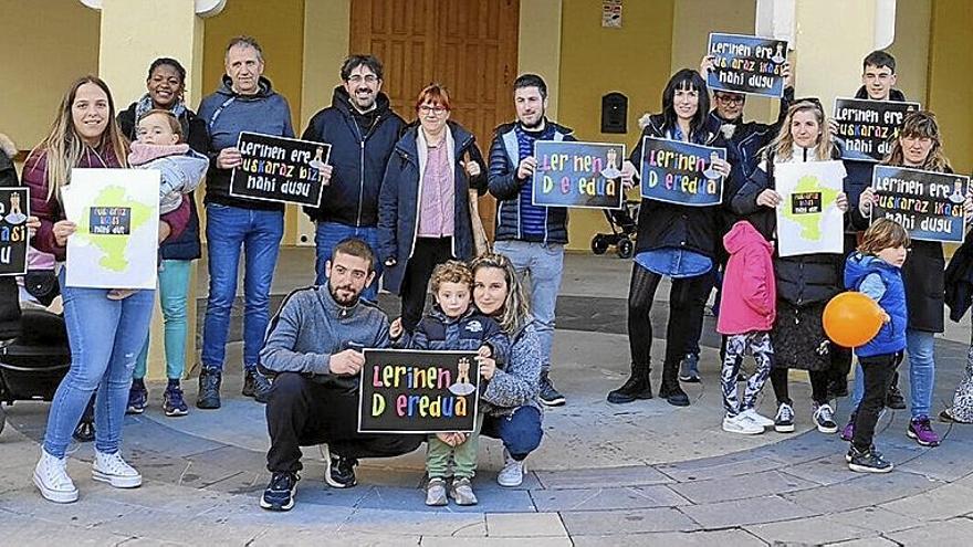 Algunos de los participantes ayer en la reivindicación del modelo D para el colegio público de Lerín.