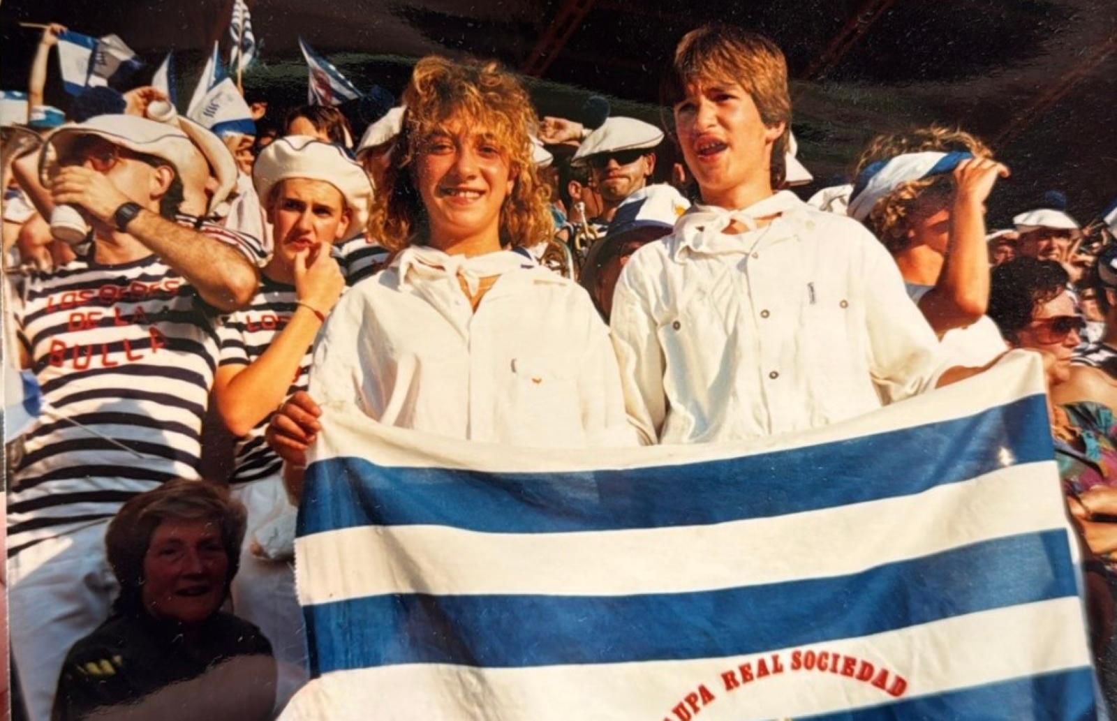 Esther y Óscar, en el partido de la Romareda en el que la Real Sociedad logró el título de Copa frente al Atlético de Madrid en 1987.
