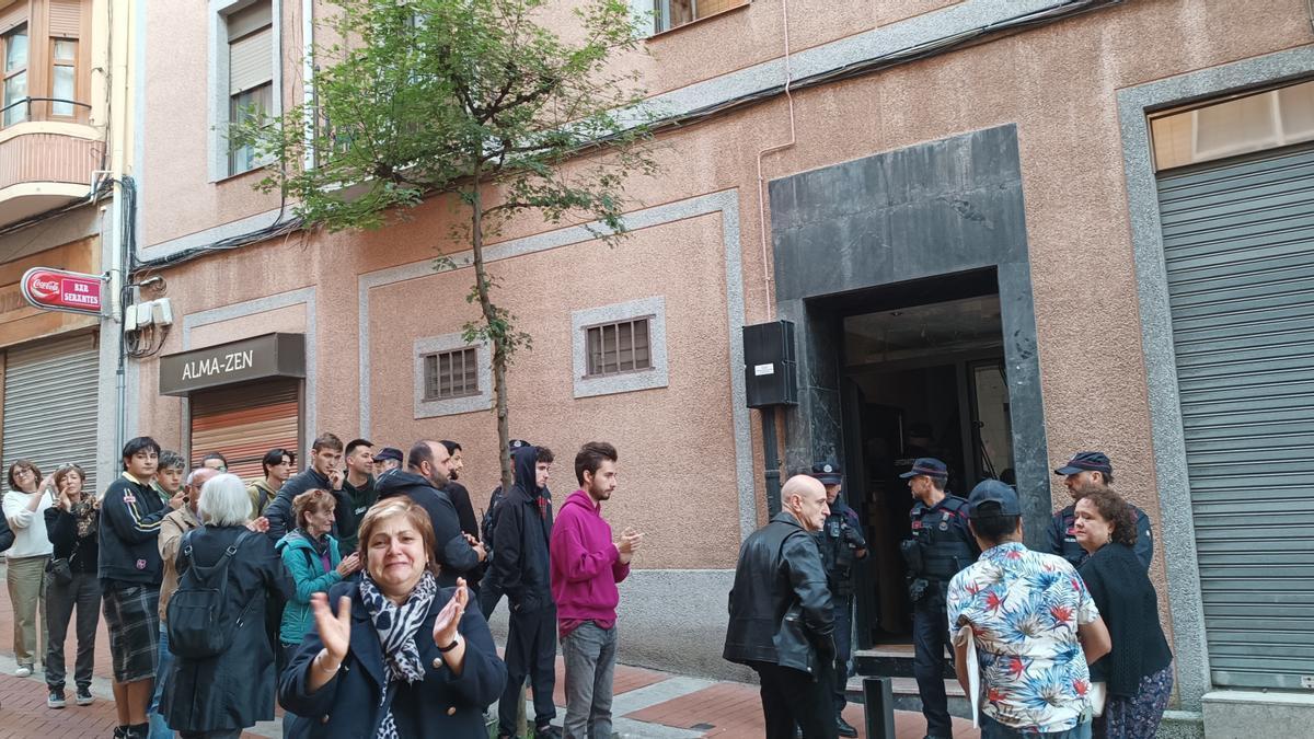 Imagen del instante en el que se anunciaba la suspensión del desahucio de una familia vulnerable.