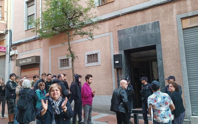 Imagen del instante en el que se anunciaba la suspensión del desahucio de una familia vulnerable.