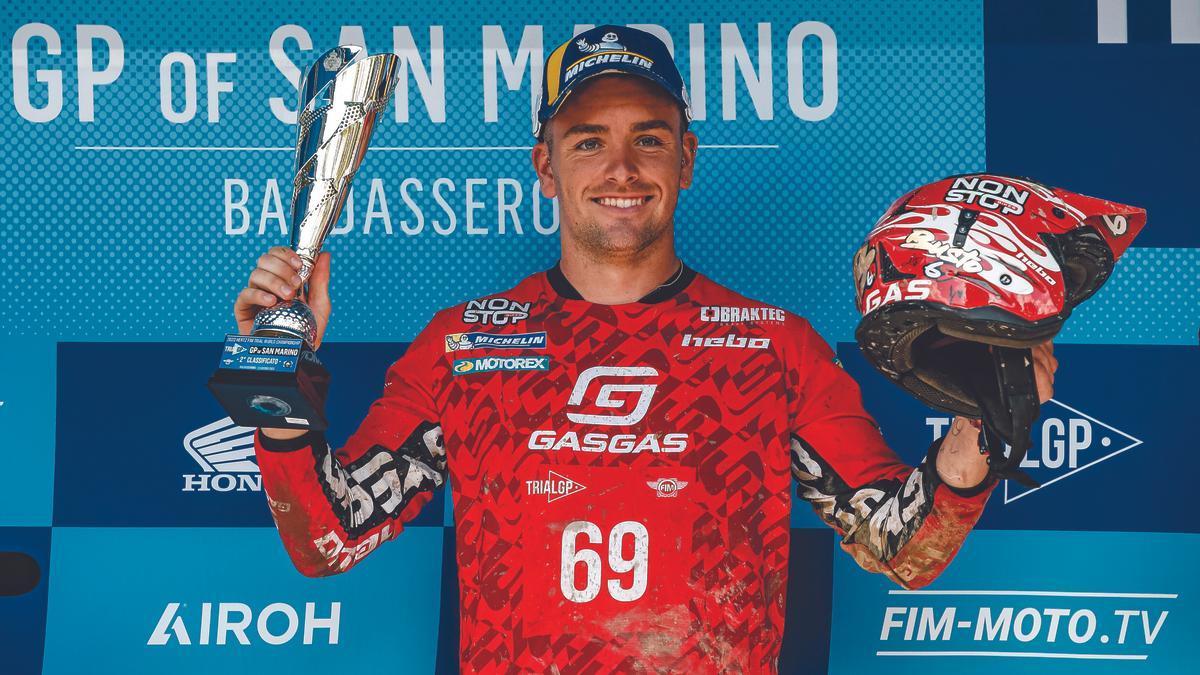 El gorliztarra Jaime Busto posa con el trofeo obtenido tras firmar un podio en San Marino.