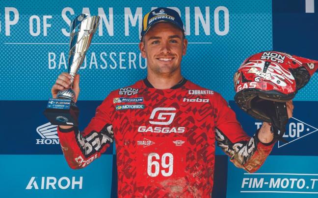 El gorliztarra Jaime Busto posa con el trofeo obtenido tras firmar un podio en San Marino.