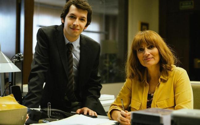 Pablo Capuz y Silvia Abril, en una escena de la serie ‘Mamen Mayo’.