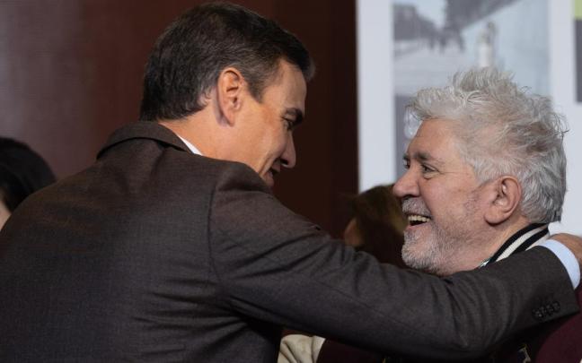 Almodóvar con Pedro Sánchez, en una imagen de archivo. / EP Almodóvar con Pedro Sánchez, en una imagen de archivo.