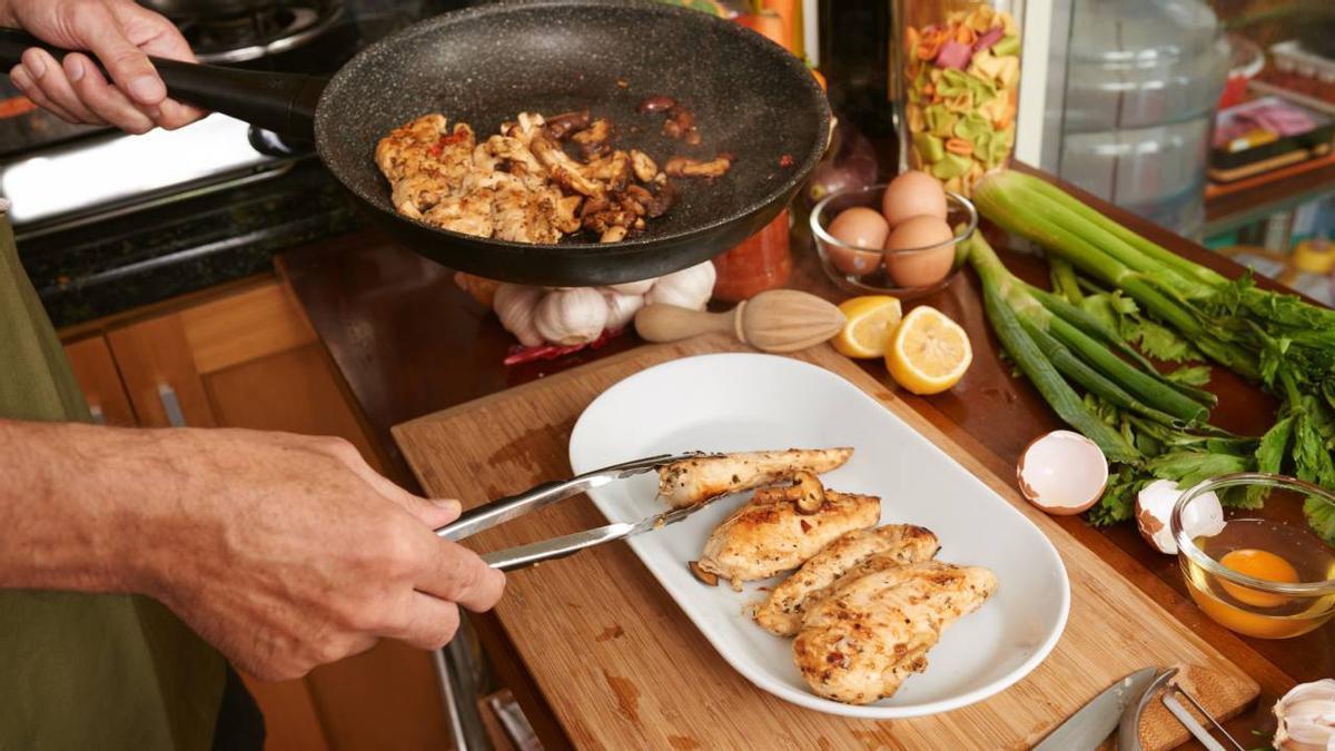 La contaminación cruzada se produce cuando los microbios patógenos se transfieren de forma no intencional de un alimento a otros