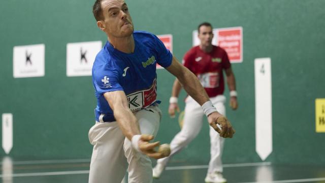 En imágenes: Unai Laso supera a Erik Jaka en la primera eliminatoria del Cuatro y Medio disputada en el Labrit de Iruñea.