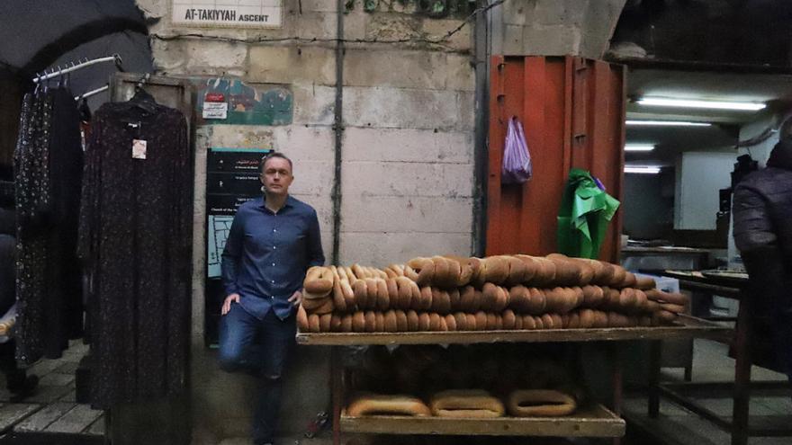 Mikel Ayestaran, en un mercado de pan.