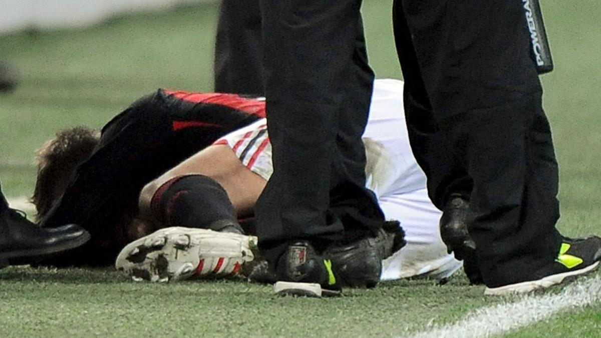 Un futbolista fuera del campo tras una lesión.