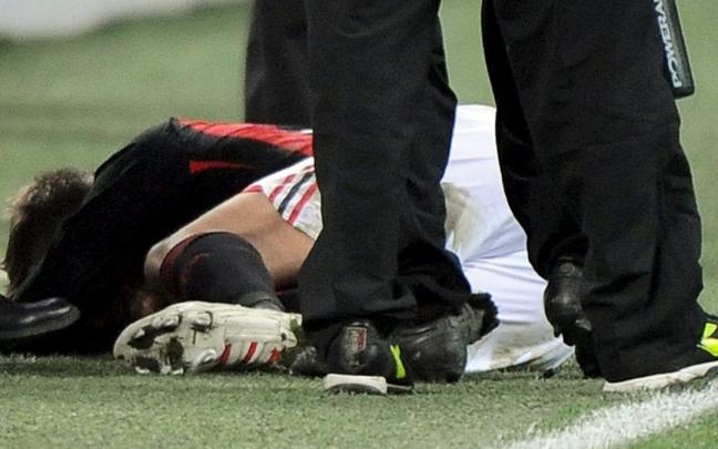 Un futbolista fuera del campo tras una lesi&oacute;n.