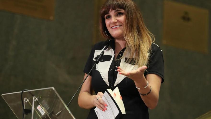 La cantautora Rozalén durante un homenaje al escritor uruguayo Mario Benedetti