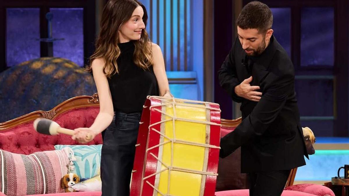 María Valverde, con David Broncano en 'La Revuelta'