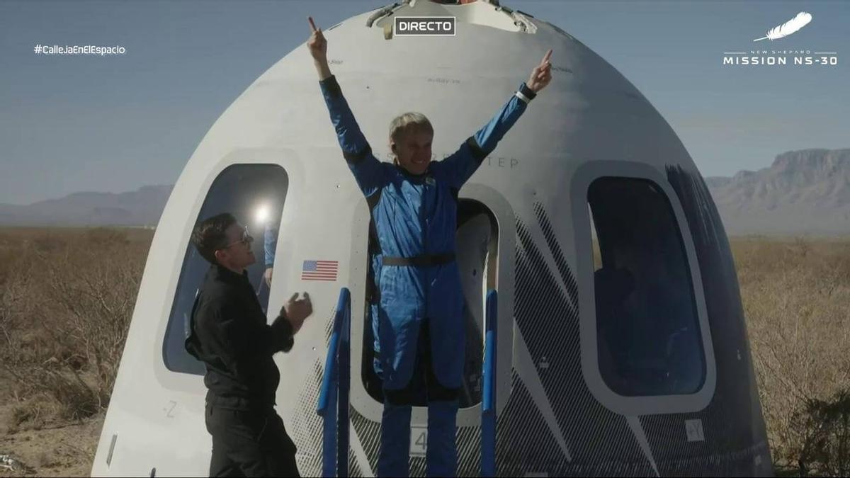 Jesús Calleja, descendiendo de la nave tras el aterrizaje en el desierto de Texas