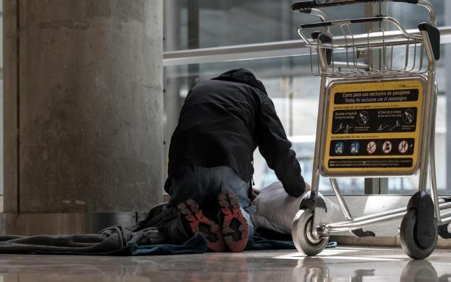 Una persona se prepara para pernoctar en el aeropuerto Adolfo Suárez Madrid-Barajas. / EP Una persona se prepara para pernoctar en el aeropuerto Adolfo Suárez Madrid-Barajas.