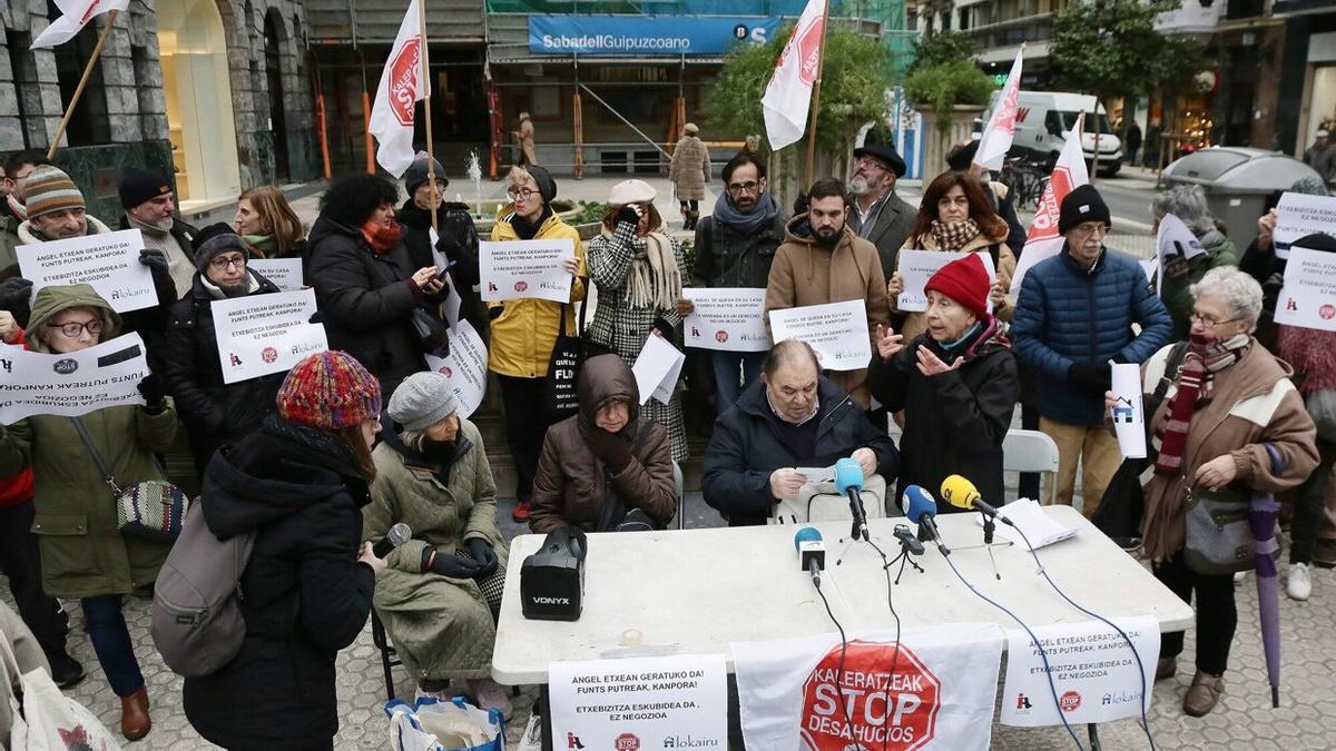 Concentración de protesta para denunciar la amenaza de desahucio que se cierne sobre un vecino de Irun de 80 años.