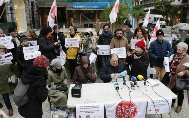 Concentración de protesta para denunciar la amenaza de desahucio que se cierne sobre un vecino de Irun de 80 años. Concentración de protesta para denunciar la amenaza de desahucio que se cierne sobre un vecino de Irun de 80 años.
