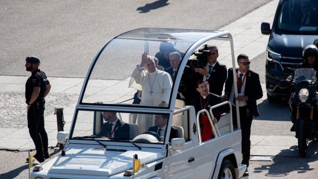 En imágenes: Más de 200.000 personas asisten al último recorrido del papa en su visita a Madrid