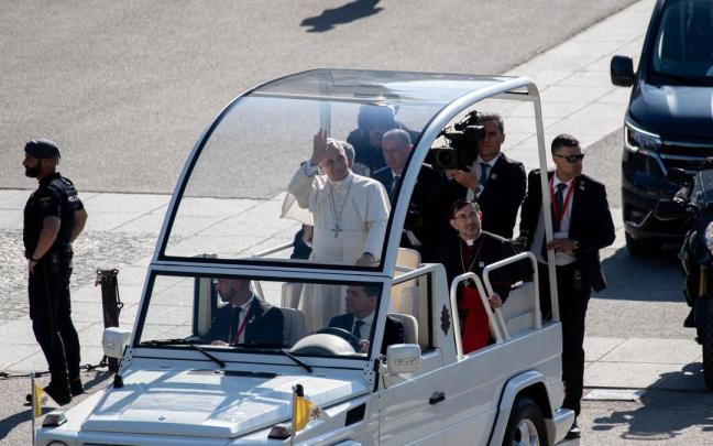En imágenes: Más de 200.000 personas asisten al último recorrido del papa en su visita a Madrid