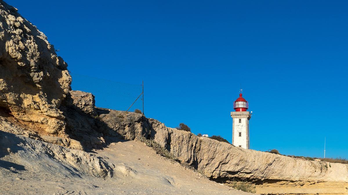 Faro de Alfanzina permite a los barcos acercarse a la costa con seguridad.