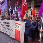 Una concentración de los sindicatos frente a la sede de Educación en Bilbao.