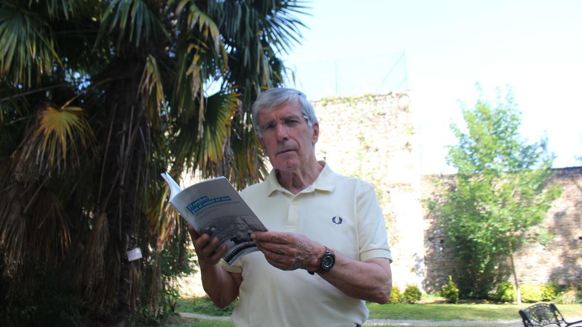 José Antonio Azpiazu con el nuevo libro que ha presentado recientemente.