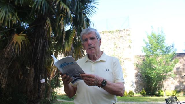 José Antonio Azpiazu con el nuevo libro que ha presentado recientemente. / Anabel Dominguez. José Antonio Azpiazu con el nuevo libro que ha presentado recientemente.