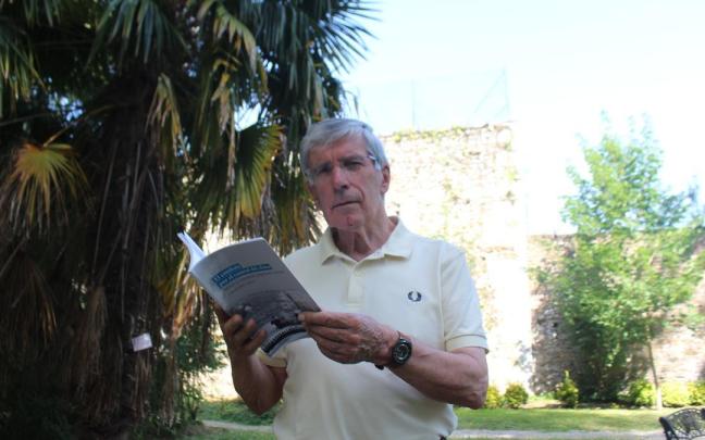 José Antonio Azpiazu con el nuevo libro que ha presentado recientemente.