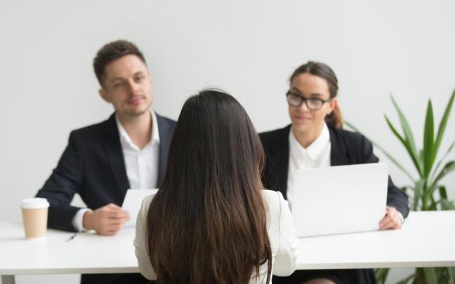 Una mujer se somete a una entrevista de trabajo.