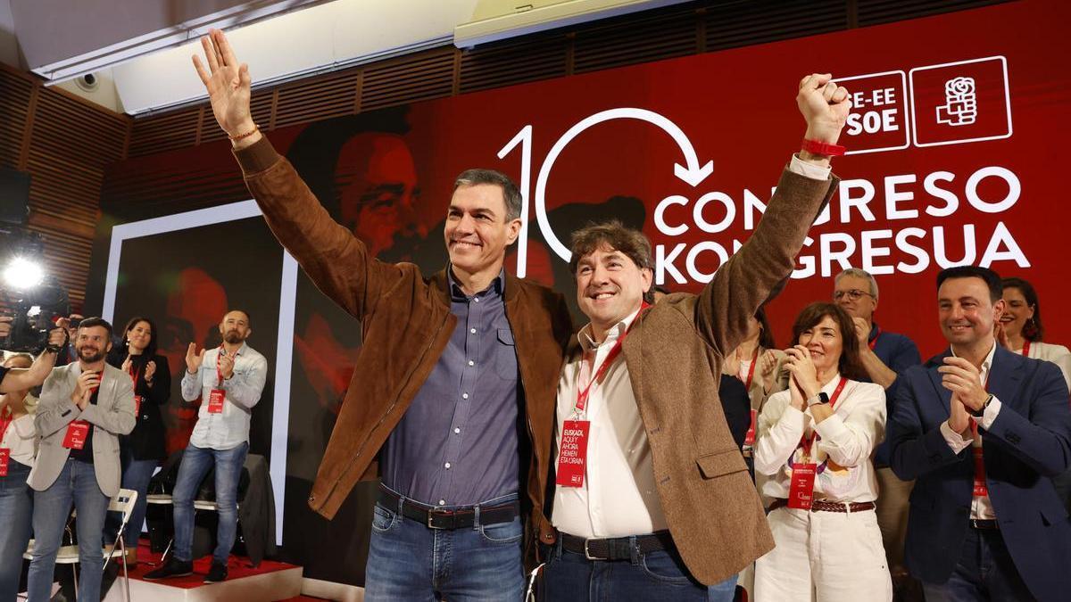 El presidente del Gobierno español, Pedro Sánchez, y el secretario general del PSE-EE, Eneko Andueza, durante el congreso del PSE-EE en Donostia.