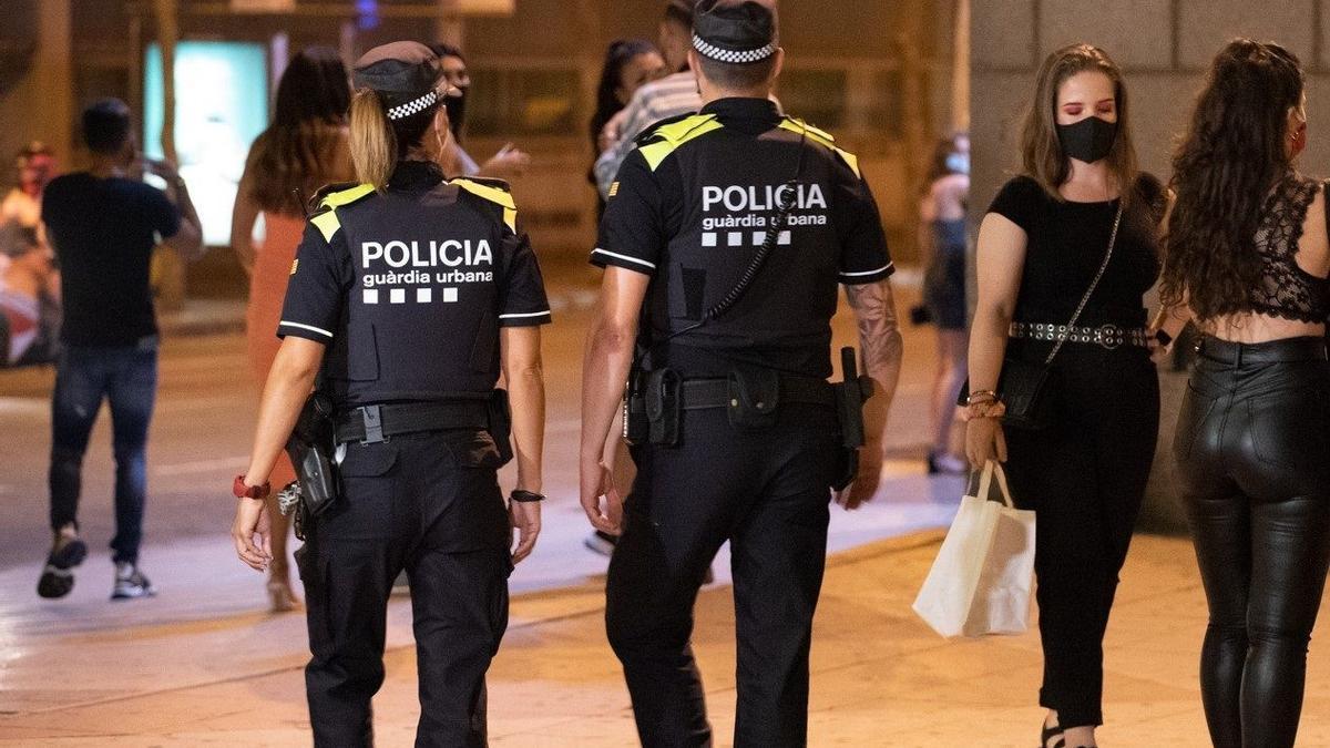 Una pareja de agentes de la Guardia Urbana de Barcelona