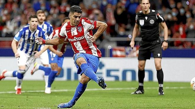 Luis Suárez transforma el penalti ante la mirada de Zubeldia y de Munuera Montero ha dos temporadas. / EFE