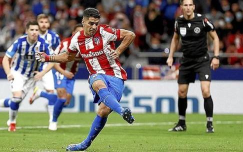 Luis Suárez transforma el penalti ante la mirada de Zubeldia y de Munuera Montero ha dos temporadas. / EFE