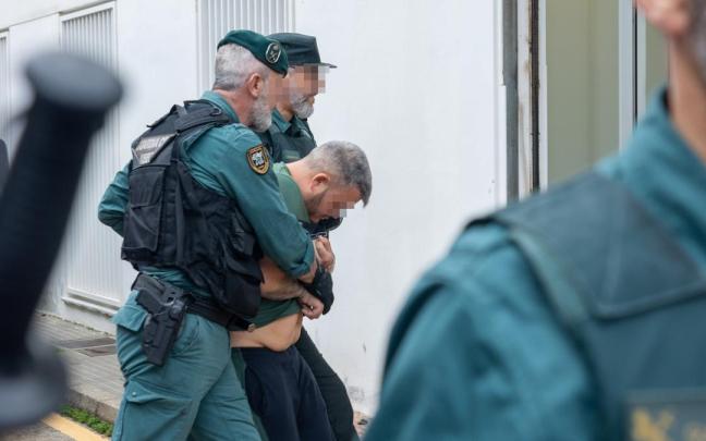 Uno de los ocho detenidos por arrollar con una narcolancha a dos guardias civiles, a su llegada al Juzgado de Barbate.