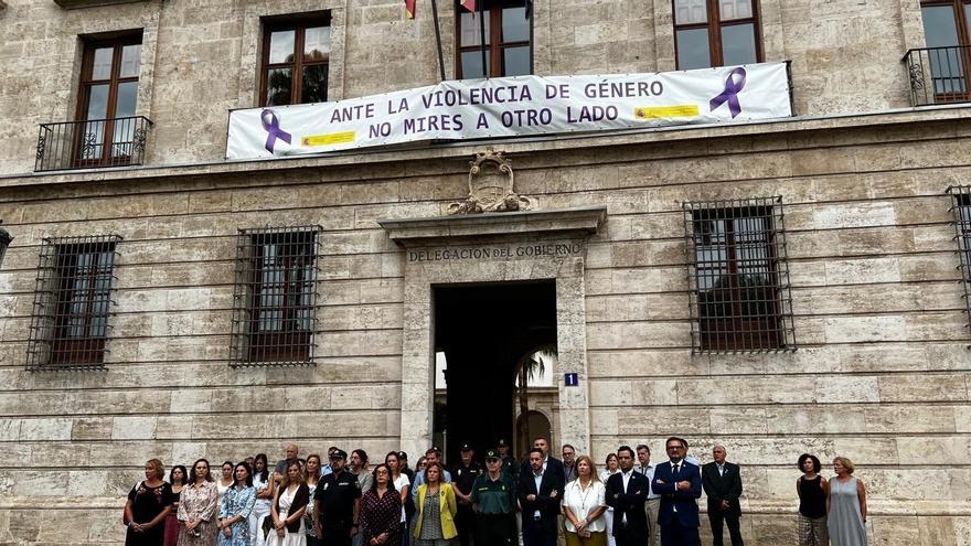 Concentración contra la violencia de género en la Delegación del Gobierno en València.
