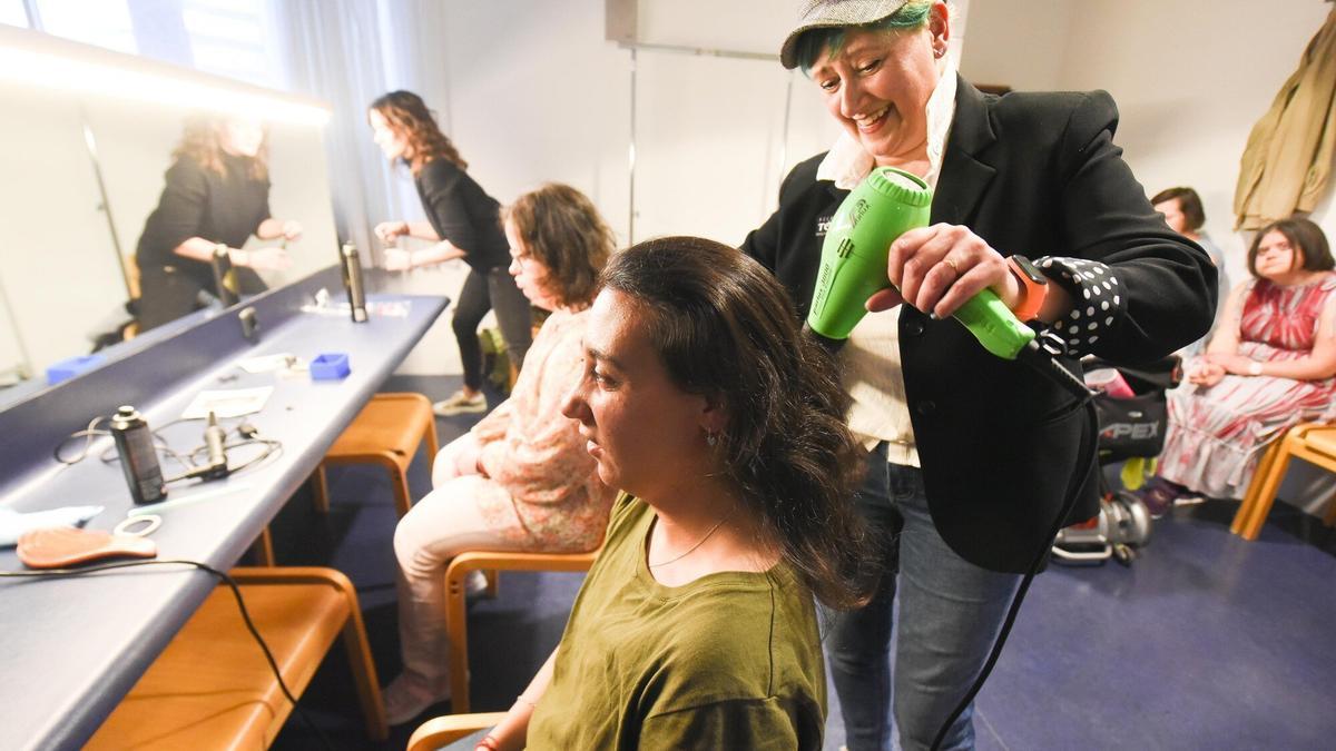 Los y las modelos del desfile Sindrome de down que se celebra en Bilbao minutos antes de salir a la pasarela