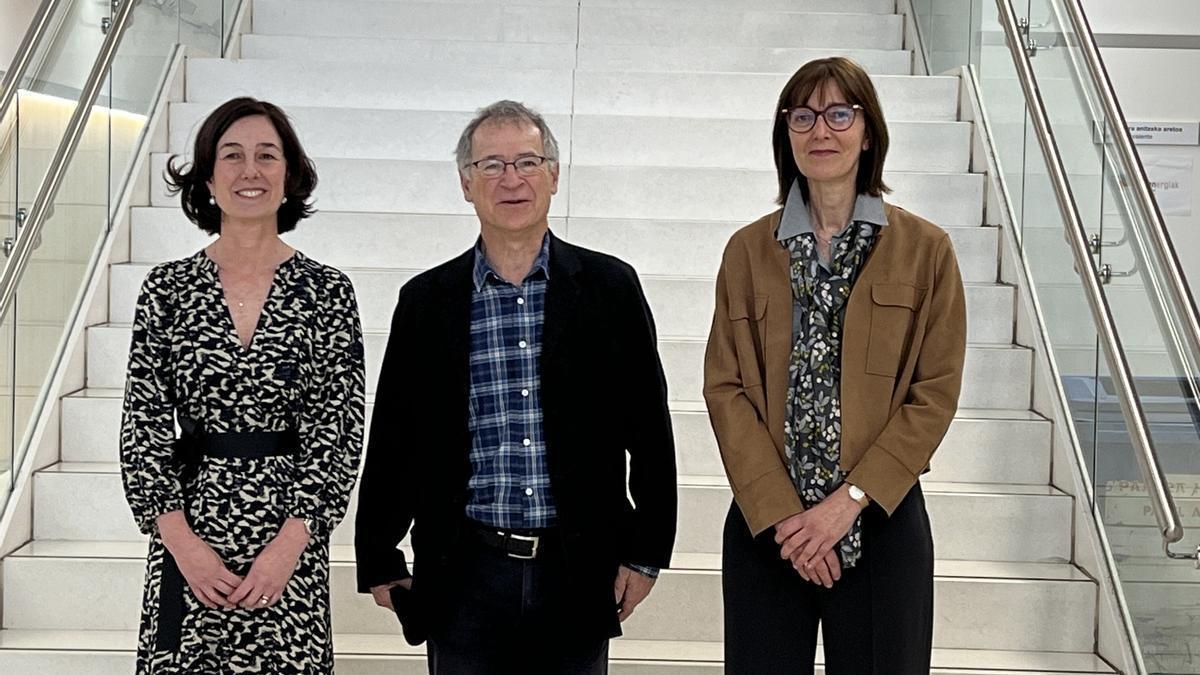 La nueva directora académica de los Cursos de Verano de la UPV/EHU, Idoia Otaegui, junto al rector de la universidad, Joxerramon Bengoetxea, y la exdirectora académica de UIK, Itziar Alkorta.