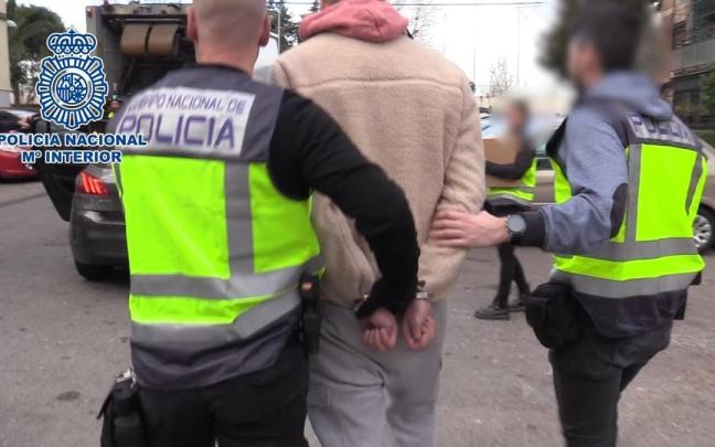 La Policía Nacional traslada a un detenido.
