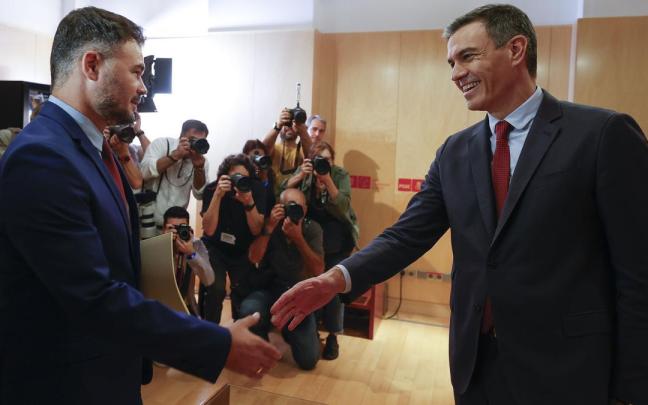 Gabriel Rufián saluda a Pedro Sánchez este miércoles.