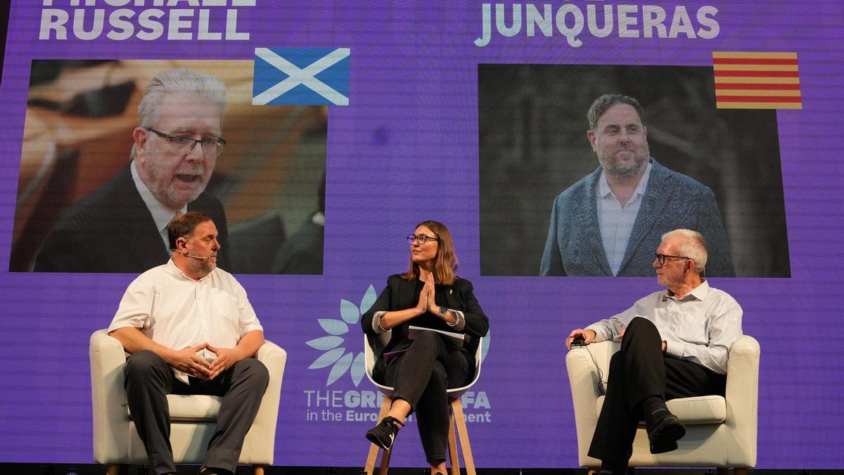 El presidente de ERC, Oriol Junqueras, y su homólogo del Scottish National Party, Michael Russell, en una conferencia internacional sobre la autodeterminación.