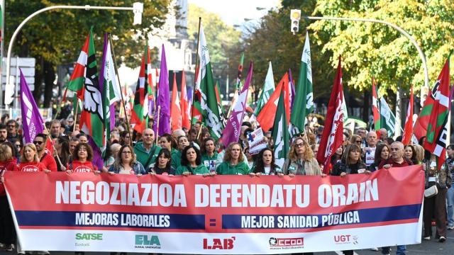 Miles de sanitarios se han manifestado en las calles de Bilbao.