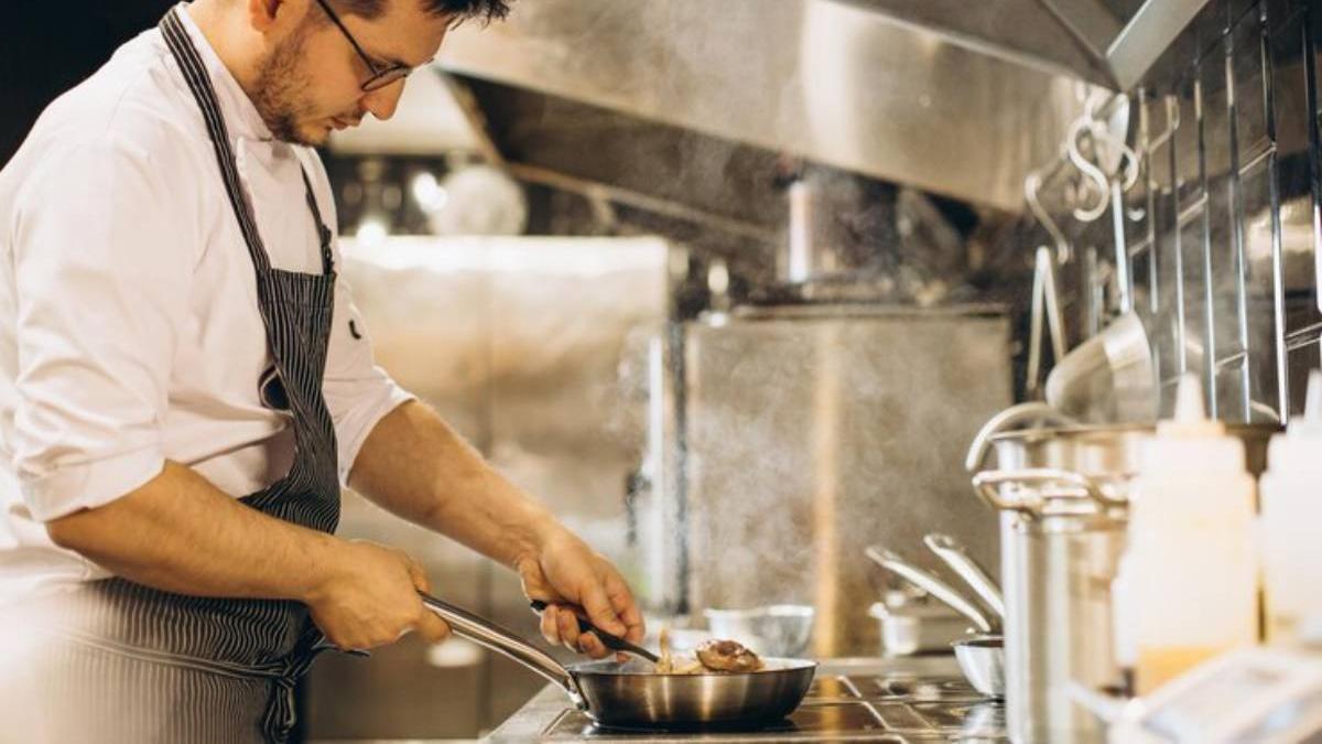 Chef cocinando en un restaurante