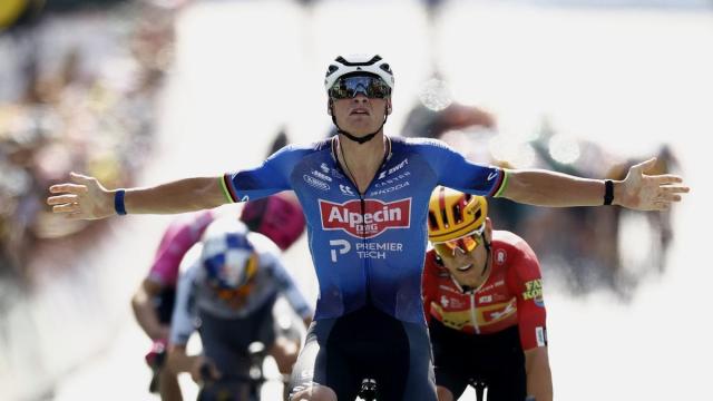 Van der Poel celebra la victoria.