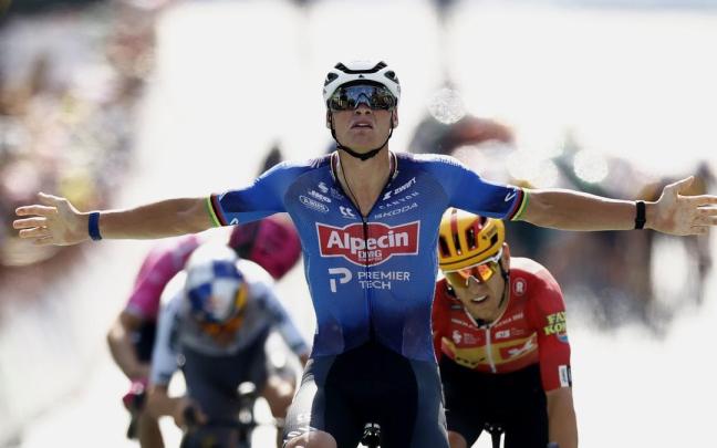 Van der Poel celebra la victoria.
