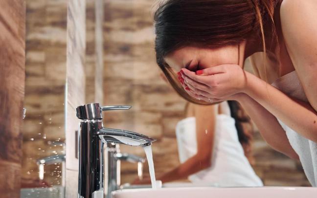 Una mujer se lava la cara. Una mujer se lava la cara.