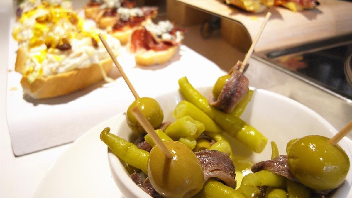 Gildas en una barra de pintxos