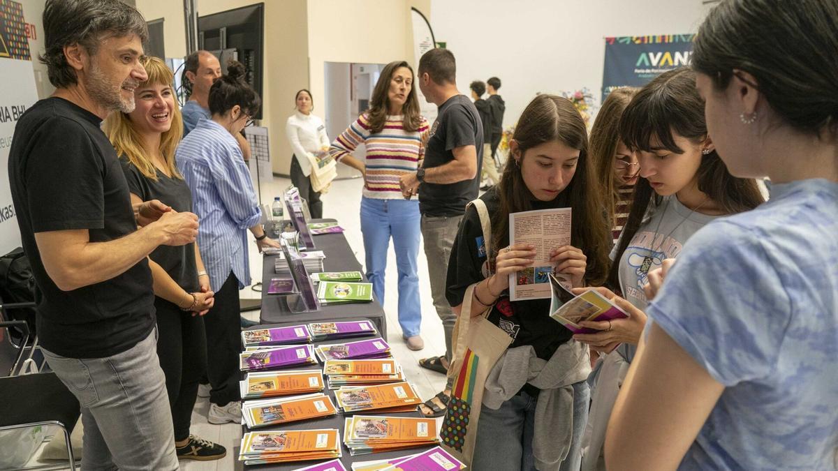 Un grupo de chicas consulta unos folletos informativos en la feria de FP AVANZA.