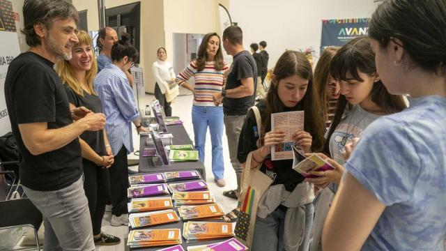 Un grupo de chicas consulta unos folletos informativos en la feria de FP AVANZA.