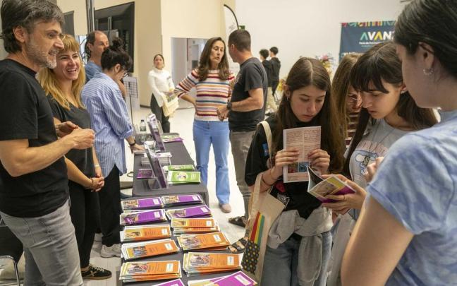 Un grupo de chicas consulta unos folletos informativos en la feria de FP AVANZA.