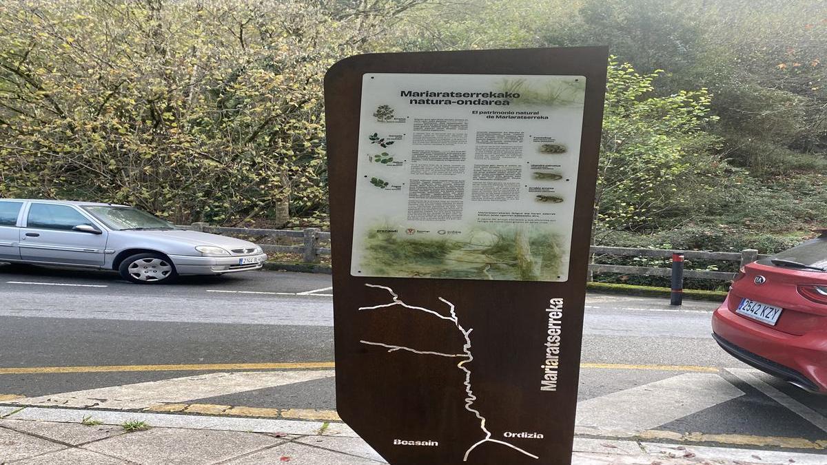 El panel instalado por los ayuntamientos de Beasain y Ordizia sobre Mariaratserreka.