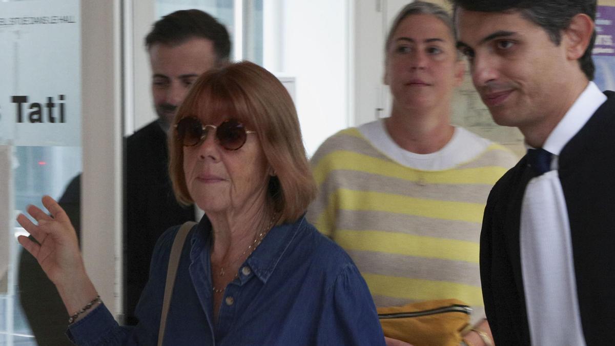 Gisèle Pelicot llega junto a su hija a la última sesión del juicio.